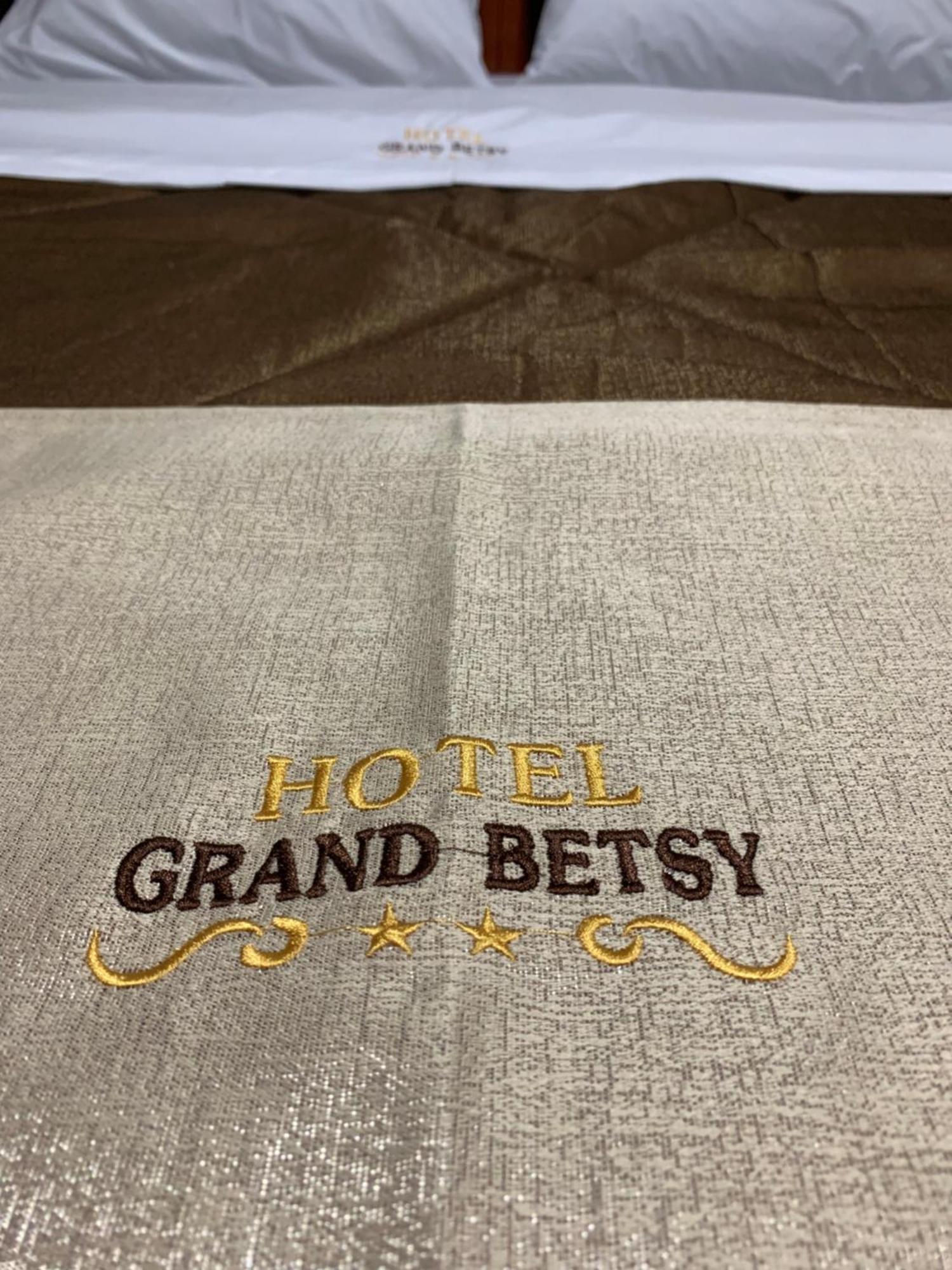 Grand Betsy Lima